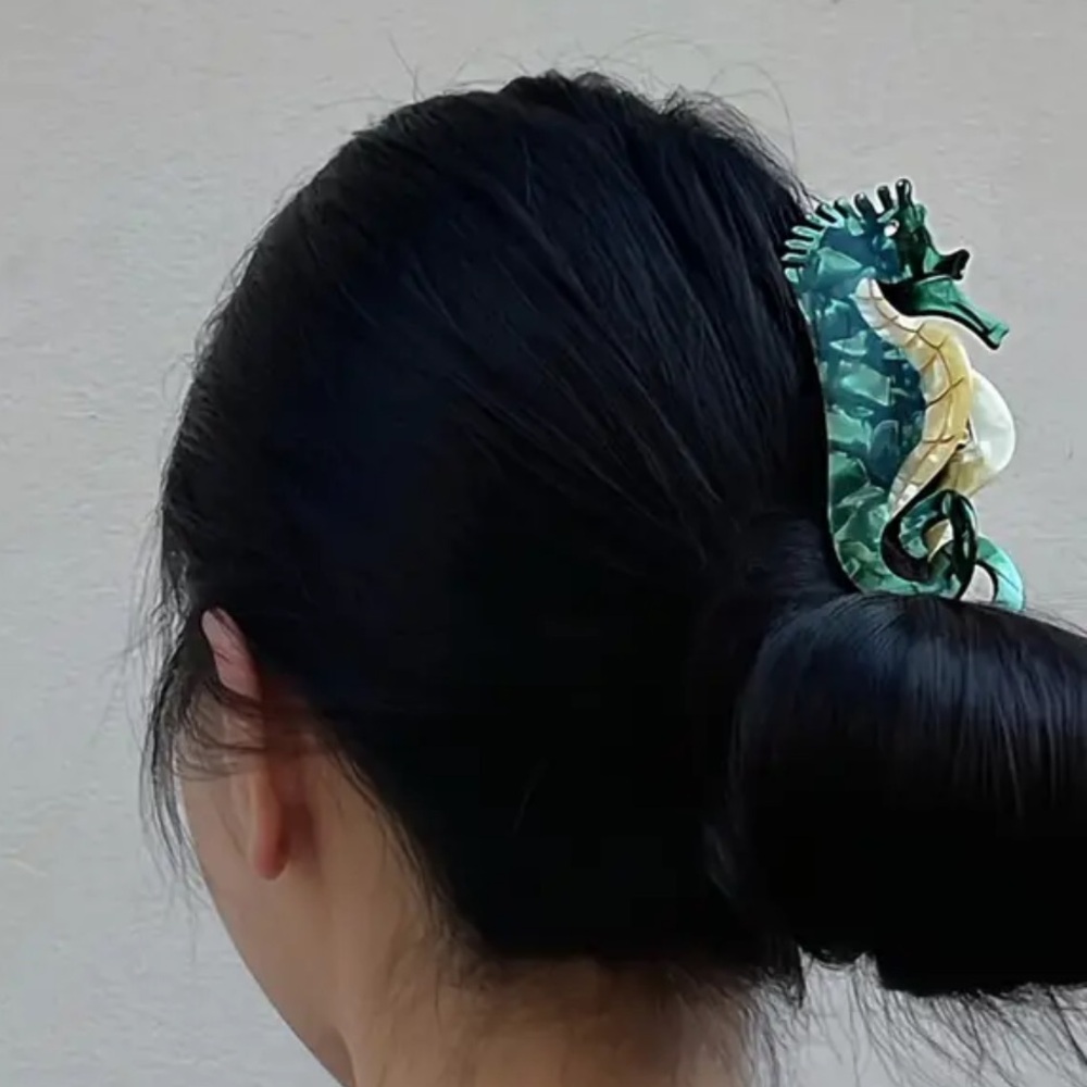 REVOLVE ❤️‍🔥 NEW ACRYLIC SEAHORSE HAIR CLIPS IN TEAL AND TAN NWT - Picture 3 of 7